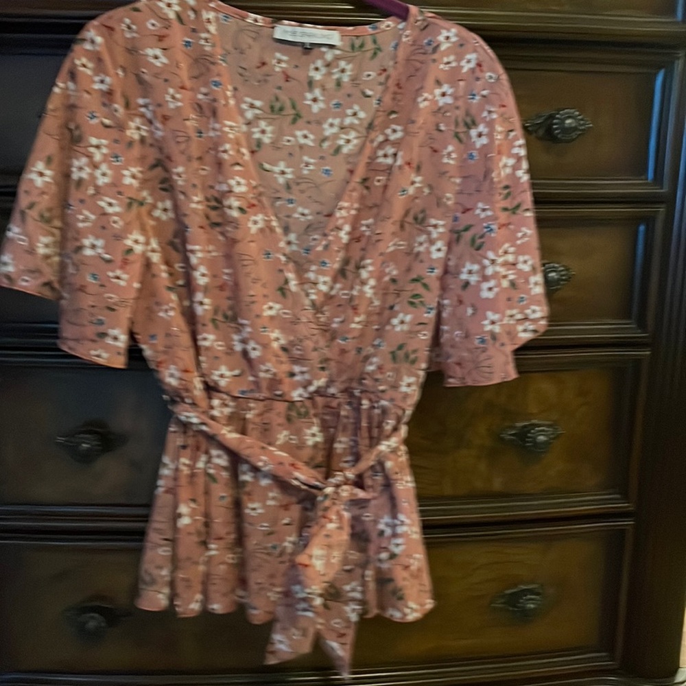 Silky cute tie waste top